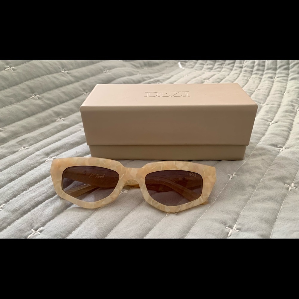 Dezi Sunglasses On Read in the color Limestone